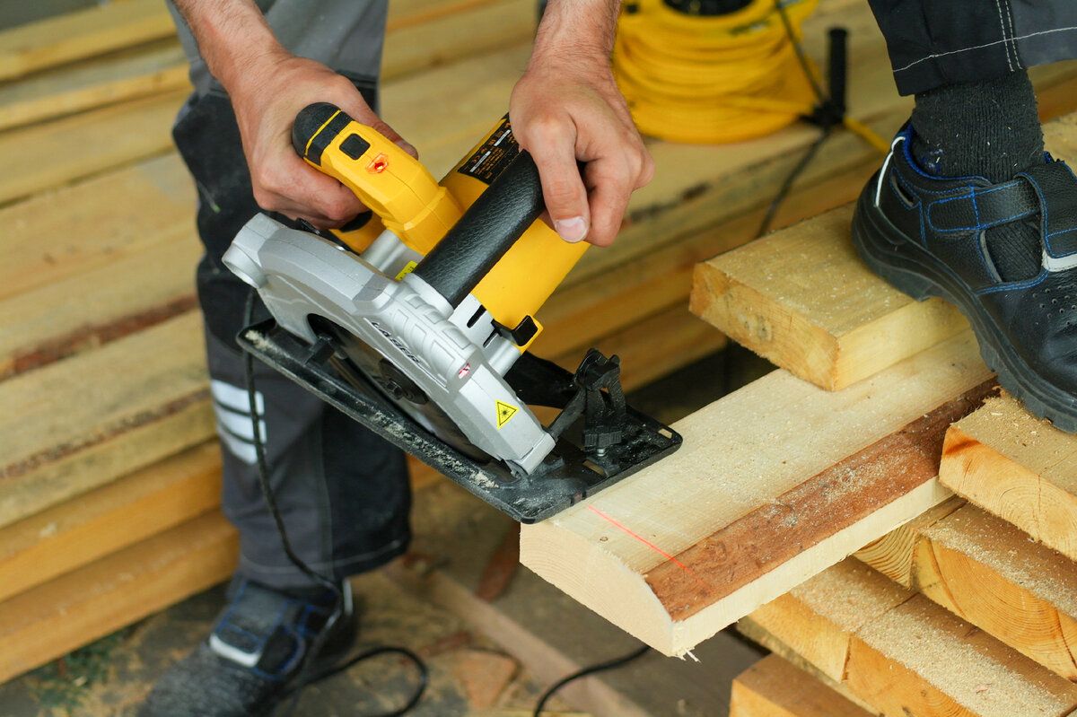 Stihl ms 180 в лесу. Пиление дерева бензопилой. Цепь для распиловки бревен вдоль. Пила для бревен. Пилим 1.