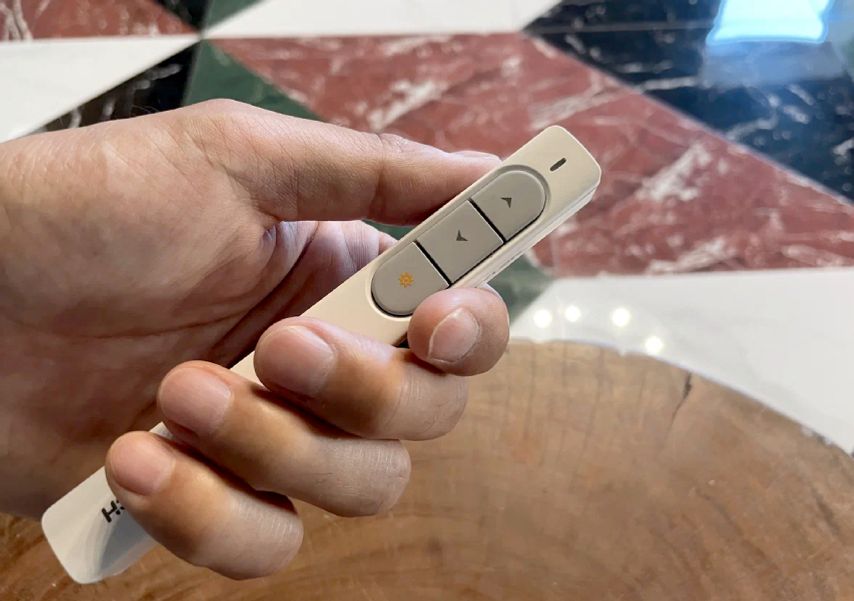 Компактный презентер A4Tech LP15 удобно носить в кармане рубашки или пиджака. Правда, клипсы у него нет — крепить не за что
