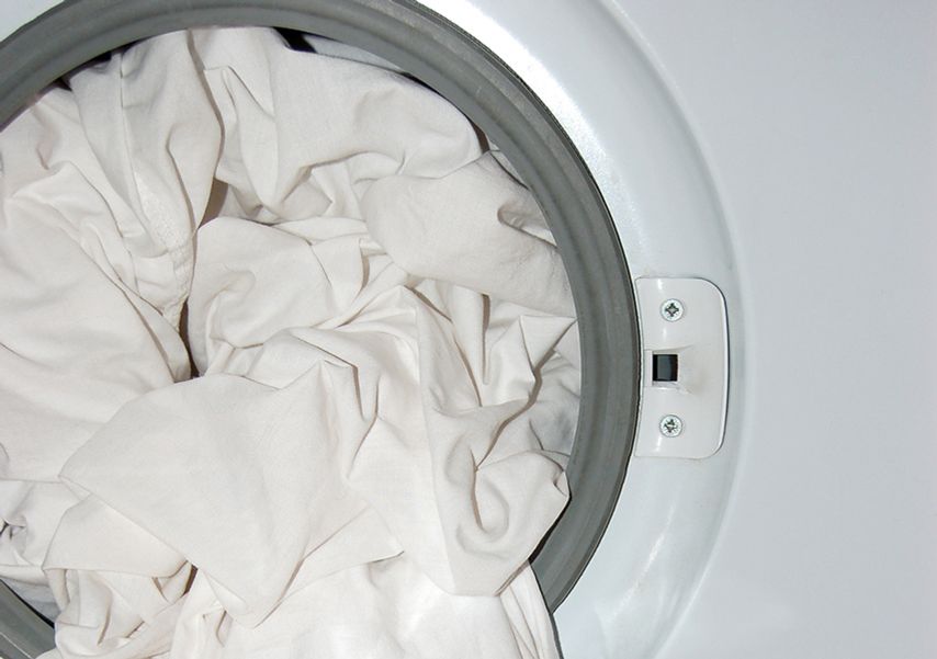 Отжиме стиральная машина сильно гремит. Стиральная машина не отжимает белье. Выжимать белье машинка. Машинка отжимает вещи. Стиралка не отжимает подушку.