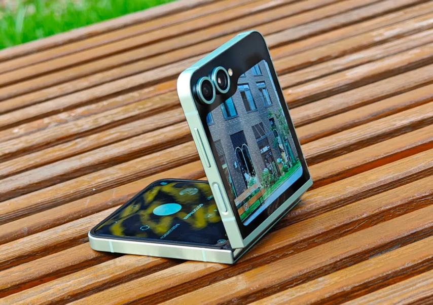 Samsung Galaxy Z Flip6 удобно использовать для видеозвонков — поставил на стол и спокойно работаешь
