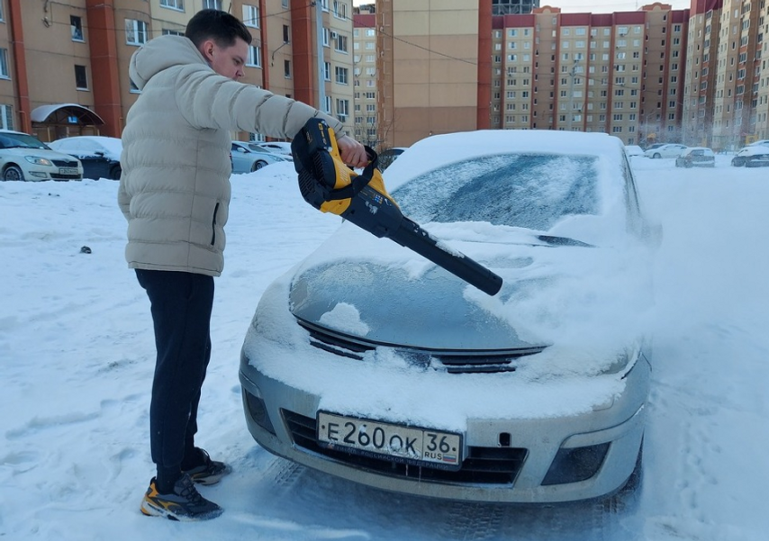 Зимний тест: подходит ли воздуходувка для очистки авто от снега .