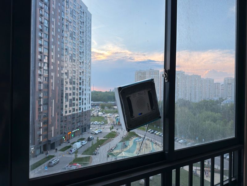 Робот для мойки окон HOBOT-SP10 на стекле в квартире или доме в Молдове