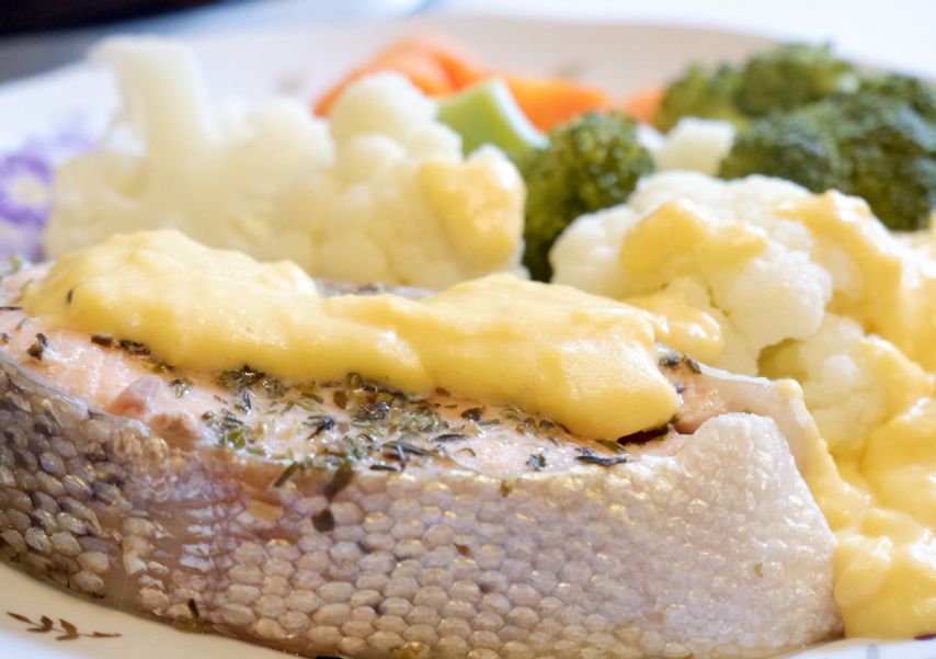 Стейк форели и овощи полил апельсиновым соусом, чтобы добавить вкусового контраста