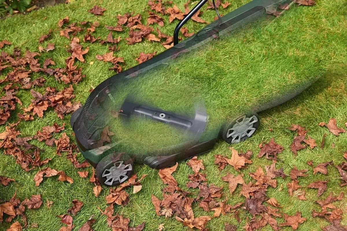 Bosch universal rotak 650 1700w 42cm sales electric lawn mower 230v