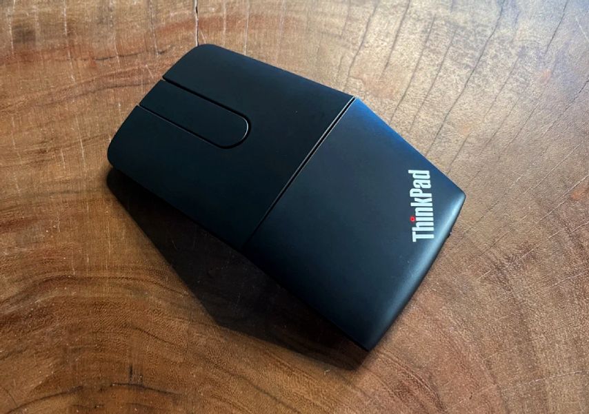 Презентер Lenovo ThinkPad X1 прямоугольной формы, толщиной всего 1,4 см