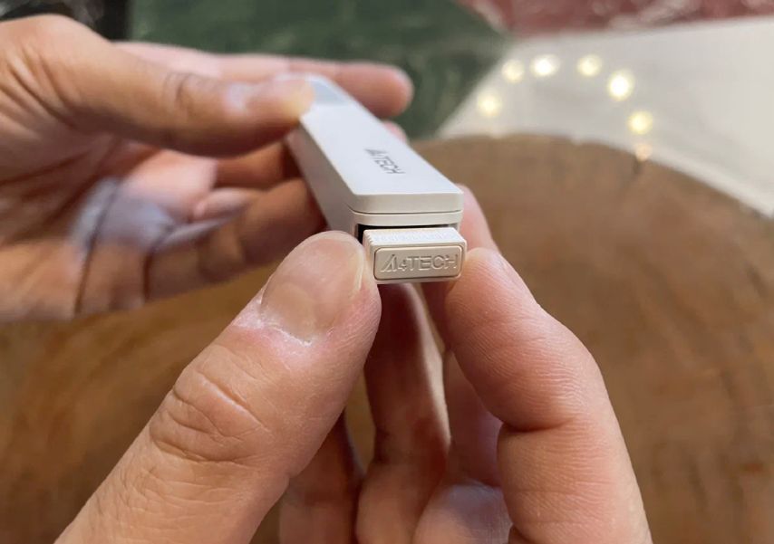 USB-приемник хранится в корпусе, крепится на магните. Держится крепко, но если специально размахивать кликером, может и вылететь