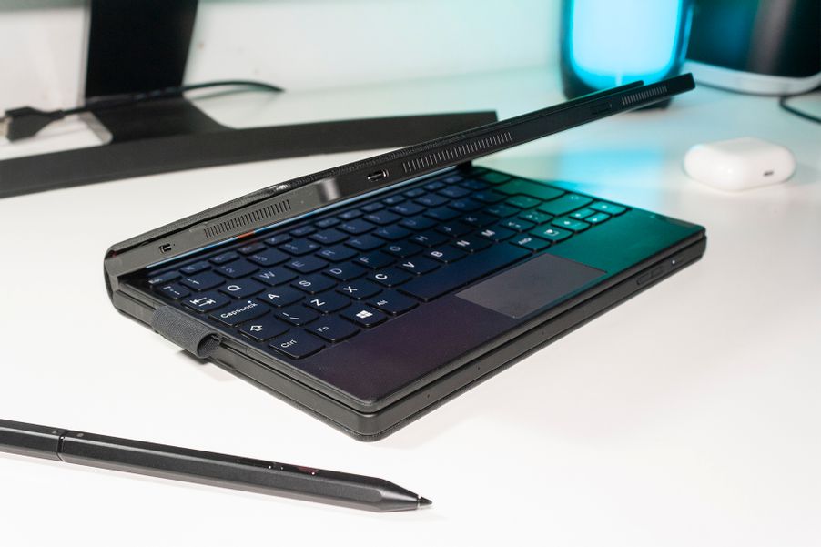 Фирменная клавиатура Fold Mini Keyboard крепится магнитами к нижней половине экрана и заряжается в таком положении