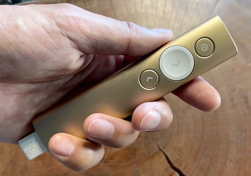 Длина презентера Logitech Spotlight — 13,1 мм, крупные кнопки удобно нажимать большим пальцем