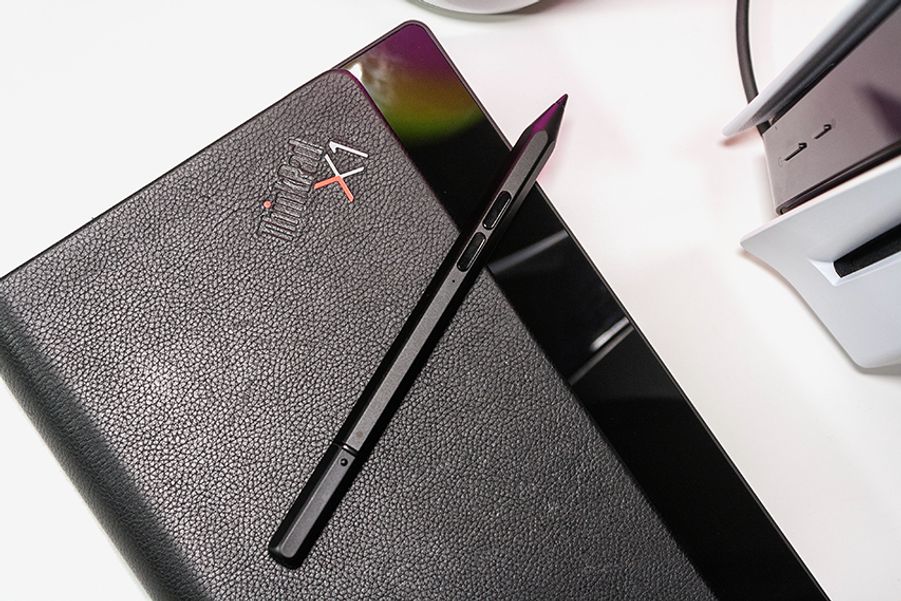 У фирменного стилуса Mod Pen классная угловатая форма, как у обычного карандаша. Только жалко, что его нужно заряжать по проводу