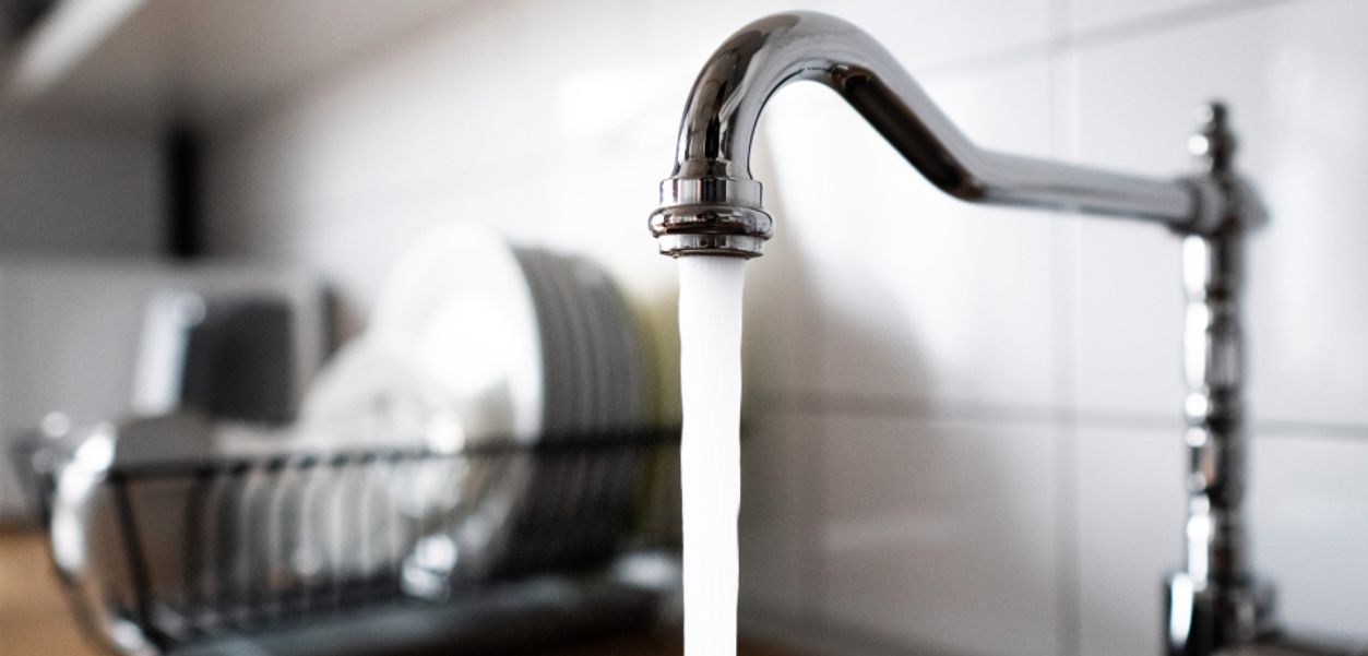 Слабый напор воды в квартире: в чем причины и как чинить