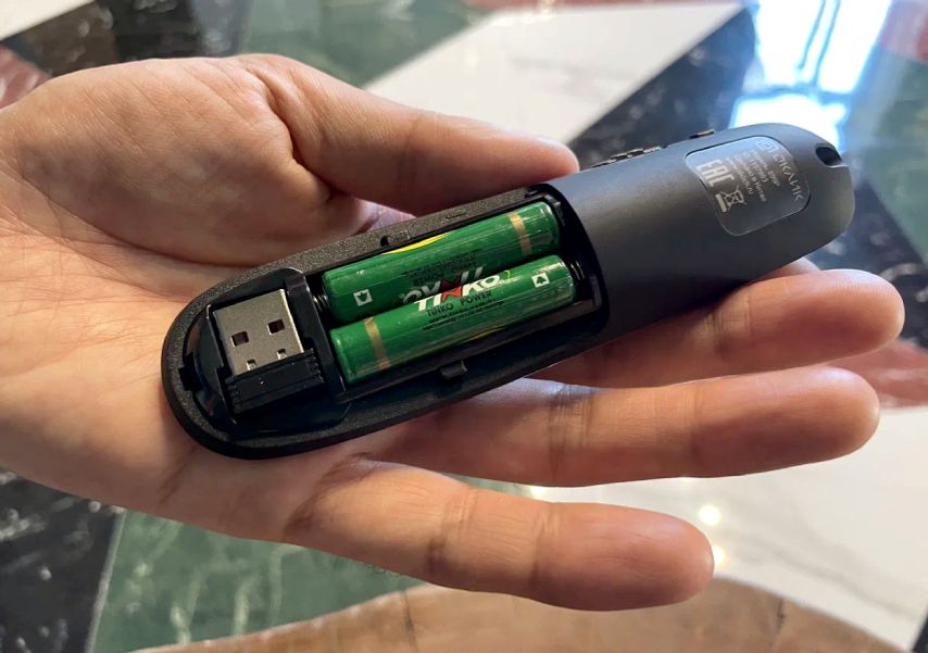 USB-ресивер спрятан внутри корпуса, чтобы его достать, приходится открывать крышку. Зато не вылетит и не потеряется