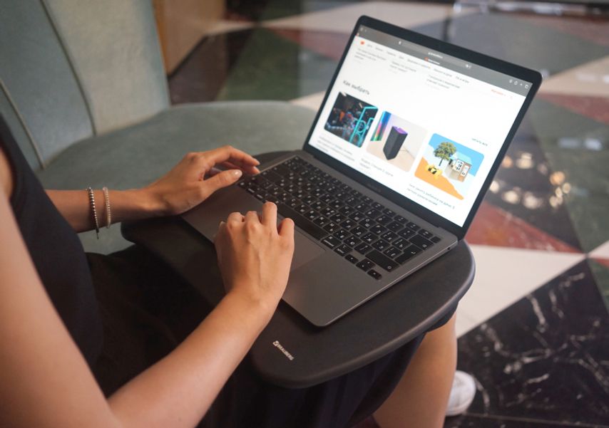 Оперативная память для ноутбука асус. Вертикальная подставка для ноутбука. Поднять ноутбук. Мужчина за макбуком. Приподнять ноутбук.