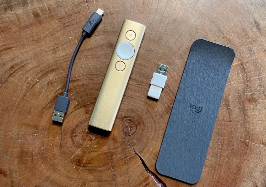 У Logitech Spotlight самая богатая комплектация. Помимо самого презентера, USB-ресивера и зарядного кабеля есть стильный чехол