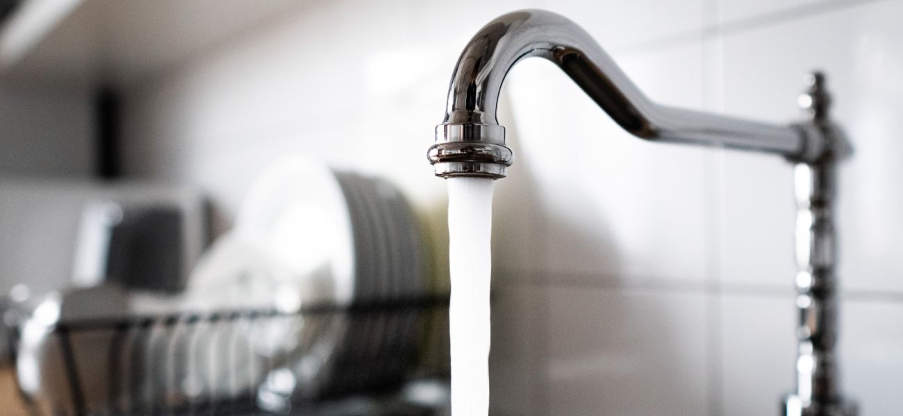 Слабый напор воды в квартире: в чем причины и как чинить — Журнал Ситилинк