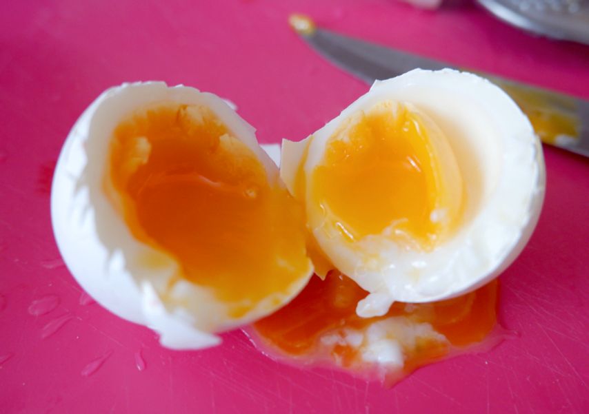 Как называется яйцо с жидким желтком. Яйцо в смятку яйцо в мешочке. Вареные яйца в смятку. Как называется яйцо с жидким желтком. Яйцо всмятку яйца вкрутую.