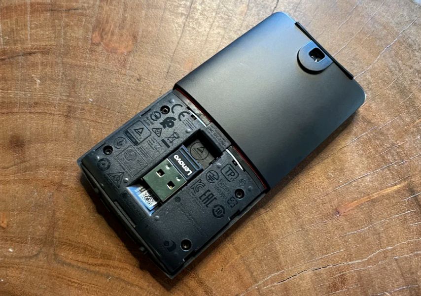 USB-ресивер находится под крышкой, доставать его сложно, поэтому удобнее подключаться через Bluetooth