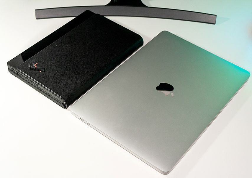 Сравнение размеров ThinkPad X1 Fold (слева) и MacBook Pro 13 2020 (справа)