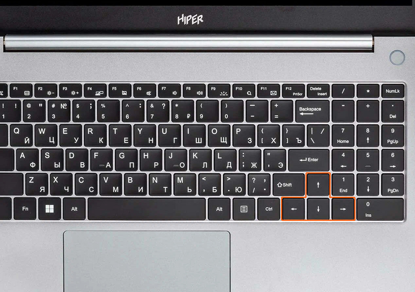 У HIPER Expertbook MTL1577 есть полноразмерные стрелки и цифровой блок