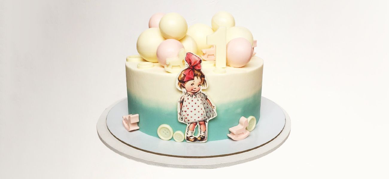 Бисквитный торт со взбитыми сливками и мастикой на 1 год для девочки