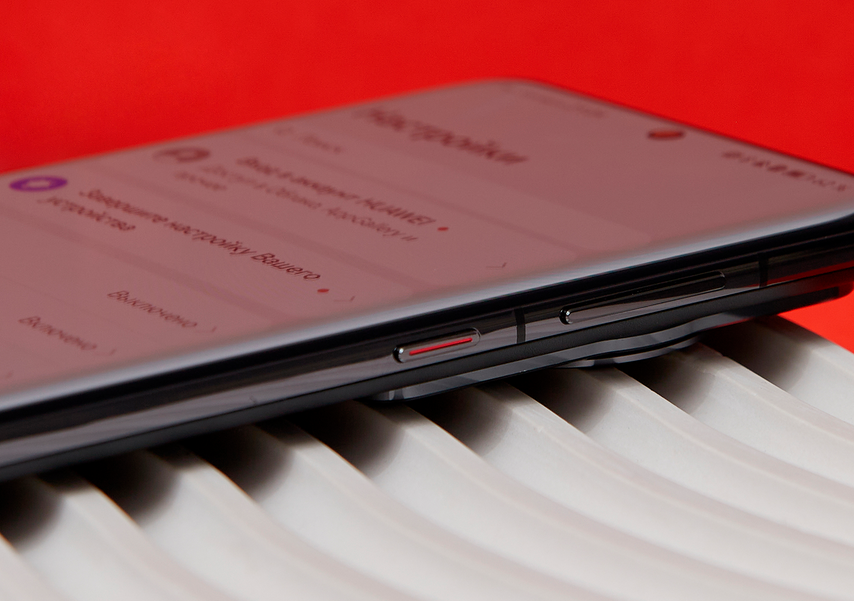 Узнать флагман HUAWEI можно по сильно изогнутому дисплею и клавише блокировки с красной меткой