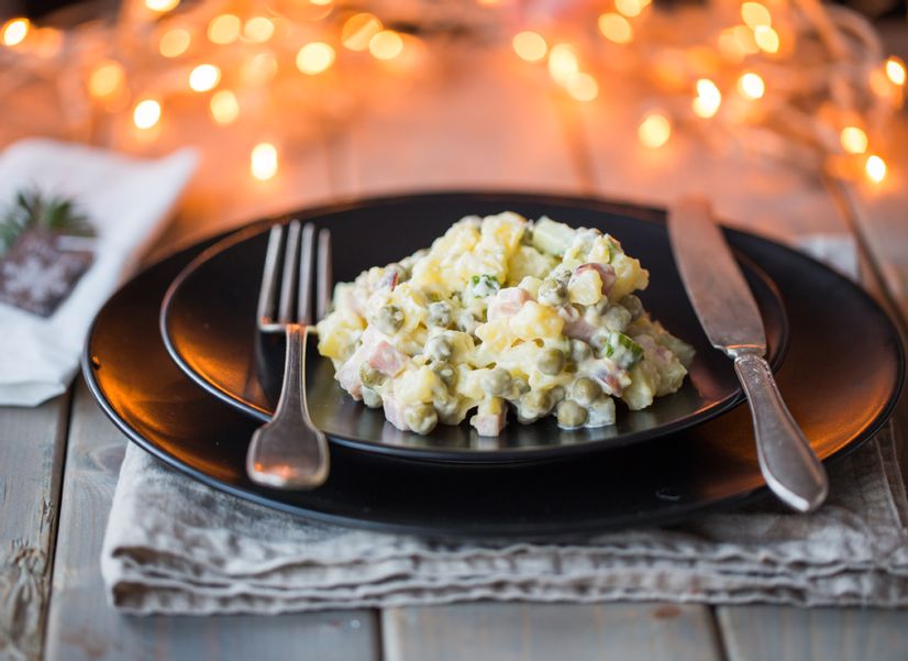 Колбаса, говядина или курица — с чем правильно готовить салат оливье?
