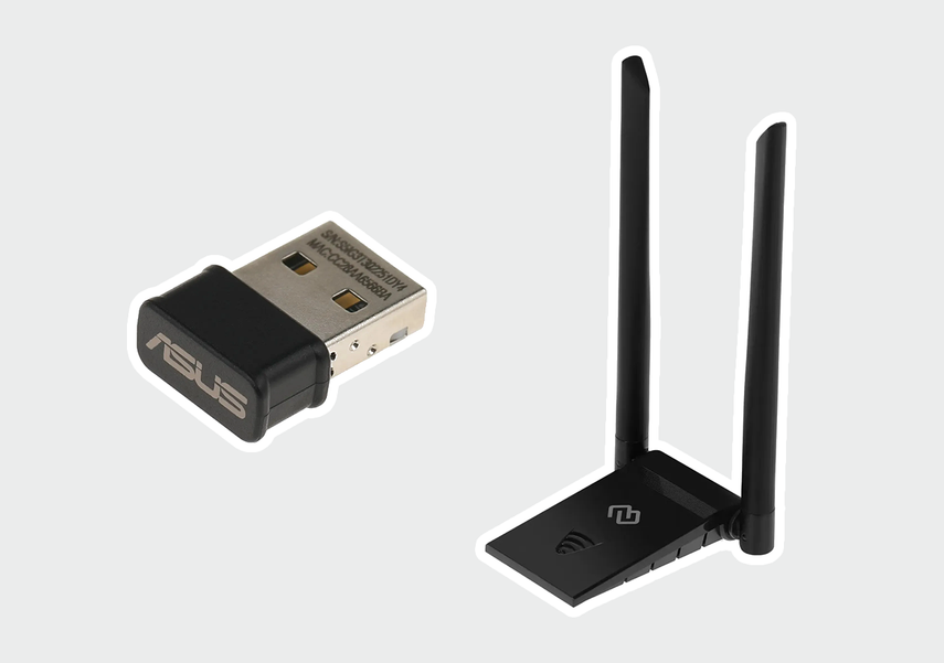Пример USB-адаптера с внешними антеннами (справа) и без них (слева)