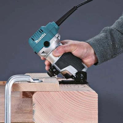 Makita RT0700C