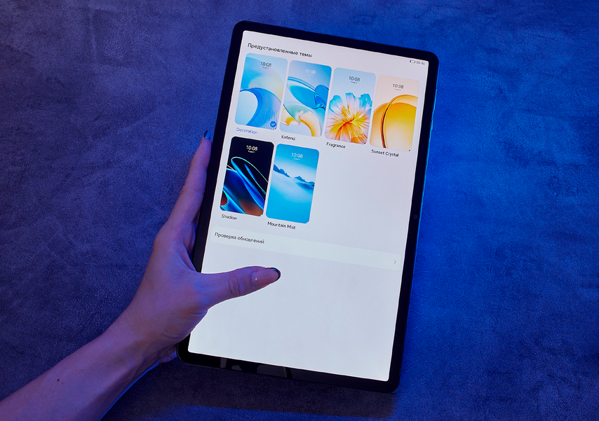 HONOR Pad X9 хорошо лежит даже в маленьких женских руках — благодаря тонким рамкам легко доставать пальцами до центра экрана