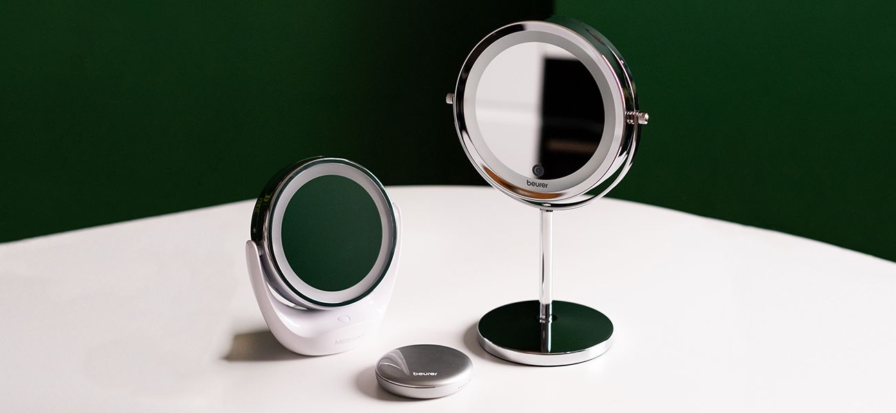 Тест круглых зеркал с подсветкой: визажист делает макияж (и селфи)